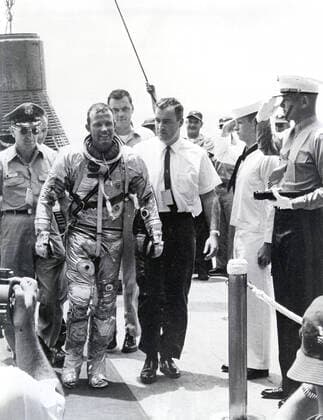 Astronaut Gordon Cooper leaves the Faith 7 (MA-9) spacecraft after a successful recovery operation. The MA-9 mission, the last flight of the Mercury Project, was launched on May 15, 1963, orbited the Earth 22 times, and lasted for 1-1 2 days. Copyright: xpiemagsx piemagsspace-160357 !ACHTUNG AUFNAHMEDATUM GESCHÄTZT!