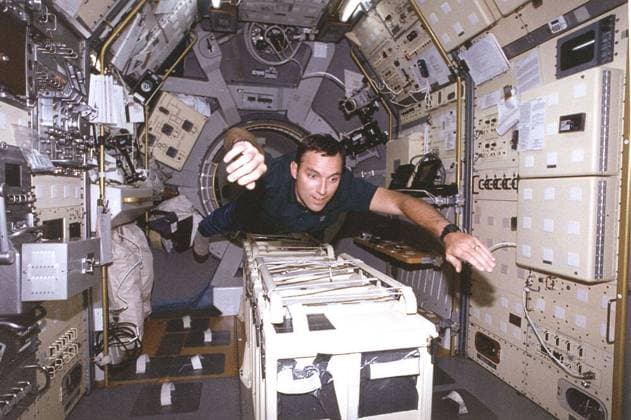 Astronaut Carl E. Walz, mission specialist, flies through the second International Microgravity Laboratory (IML-2) science module, STS-65 mission. IML was dedicated to study fundamental materials and life sciences in a microgravity environment inside Spacelab, a laboratory carried aloft by the Shuttle. The mission explored how life forms adapt to weightlessness and investigated how materials behave when processed in space. The IML program gave a team of scientists from around the world access to a unique environment, one that is free from most of Earth s gravity. Managed by the NASA Marshall Space Flight Center, the 14-nation European Space Agency (ESA), the Canadian Space Agency (SCA), the French National Center for Space Studies (CNES), t Copyright: xpiemagsx piemagsspace-160931 !ACHTUNG AUFNAHMEDATUM GESCHÄTZT!