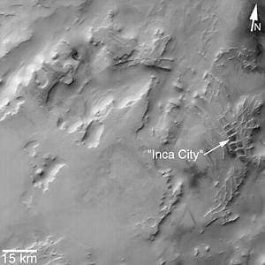 MGS MOC Release No. MOC2-319, 8 August 2002. Inca City is the informal name given by Mariner 9 scientists in 1972 to a set of intersecting, rectilinear ridges that are located among the layered materials of the south polar region of Mars. Their origin has never been understood; most investigators thought they might be sand dunes, either modern dunes or, more likely, dunes that were buried, hardened, then exhumed. Others considered them to be dikes formed by injection of molten rock (magma) or soft sediment into subsurface cracks that subsequently hardened and then were exposed at the surface by wind erosion. The Mars Global Surveyor (MGS) Mars Orbiter Camera (MOC) has provided new information about the Inca City ridges, though the camera s Copyright: xpiemagsx piemagsspace-162795 !ACHTUNG AUFNAHMEDATUM GESCHÄTZT!