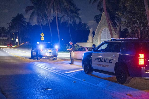 Bilder des Jahres 2022, News 08 August News Themen der Woche KW32 Palm Beach County police stand guard in front of the home of former President Donald Trump on Ocean Drive after the FBI executed a search warrant for documents that he took home after his presidency to Mar-A-Lago in Palm Beach on Monday, August 8, 2022. Photo By Gary I Rothstein  MIA20220808106 GARYxIxROTHSTEIN