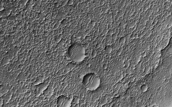 This image from NASA s Mars Reconnaissance Orbiter (MRO) shows Mars surface in detail. Mars has captured the imagination of astronomers for thousands of years, but it wasn t until the last half a century that we were able to capture images of its surface in detail. This particular site on Mars was first imaged in 1965 by the Mariner 4 spacecraft during the first successful fly-by mission to Mars. From an altitude of around 10,000 kilometers, this image (the ninth frame taken) achieved a resolution of approximately 1.25 kilometers per pixel. Since then, this location has been observed by six other visible cameras producing images with varying resolutions and sizes. This includes HiRISE (highlighted in yellow), which is the highest-resolutio Copyright: xpiemagsx piemagsspace-165277 !ACHTUNG AUFNAHMEDATUM GESCHÄTZT!