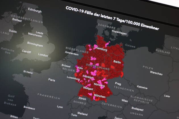 Dashboard des RKI, die 7-Tage-Inzidenz liegt nun bei 381,5 7-Tage-Inzidenz, Dashboard des RKI auf einem Monitor am 09.08.2022 in Siegen Deutschland.