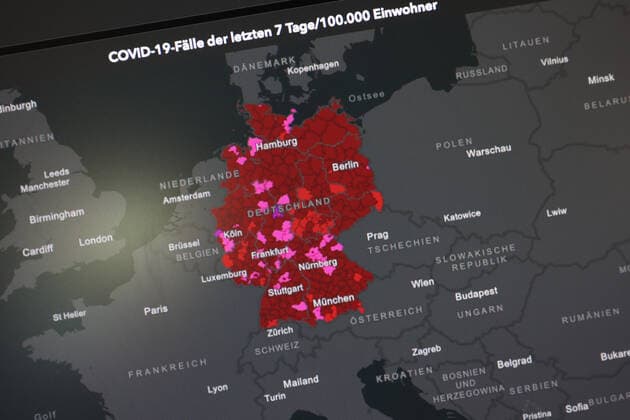 Dashboard des RKI, die 7-Tage-Inzidenz liegt nun bei 381,5 7-Tage-Inzidenz, Dashboard des RKI auf einem Monitor am 09.08.2022 in Siegen Deutschland.