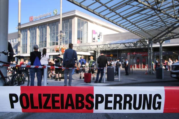 News Themen der Woche KW32 News Bilder des Tages 09.08.2022 Dortmund Der Dortmunder Hauptbahnhof wurde gesperrt und komplett evakuiert. Ein herrenloses Gepäckstück das auf einem Bahnsteig stand war der Auslöser für die Aktion. Zahlreiche Reisende warten vor dem Gebäude des Dortmunder Hauptbahnhos, um ihre Bahnfahrt antreten zu können. *** 09 08 2022 Dortmund Dortmund Central Station was closed and completely evacuated An abandoned piece of luggage standing on a platform was the trigger for the action Numerous travelers are waiting in front of the Dortmund Central Station building to be able to start their train journey
