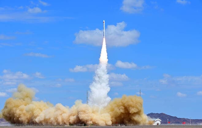 News Themen der Woche KW32 News Bilder des Tages (220809) -- JIUQUAN, Aug. 9, 2022 -- The CERES-1 Y3 carrier rocket carrying three satellites blasts off from the Jiuquan Satellite Launch Center in northwest China Aug. 9, 2022. The rocket blasted off at 12:11 (0411 GMT) from the launch site, sending three satellites into the planned orbit. The launch was the third flight mission of the CERES-1 rocket series. (Photo by Wang Jiangbo Xinhua) (EyesonSci)CHINA-JIUQUAN-SATELLITE LAUNCHING (CN) LiuxFang 