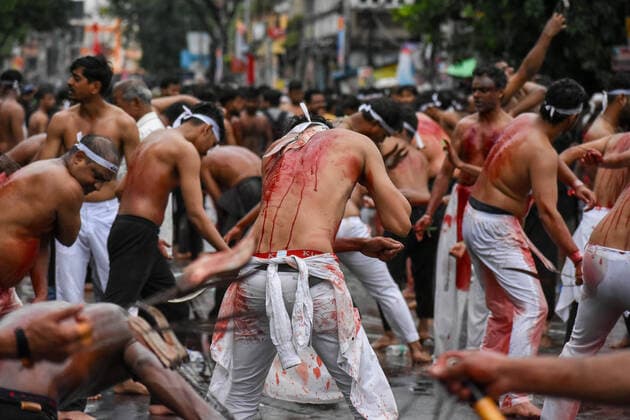 News Themen der Woche KW32 News Bilder des Tages Indien, Gläubige feiern Aschura in Kolkata August 9, 2022, Kolkata, West Bengal, India: Shiete muslims flaglette themselves as a part of mourning ritual during Ahura procession in Kolkata , India , on 9 August 2022 .Ashura is the 10th day of the month of Muhharam , the first month of slamic Lunar calender . The day is observed as the day of mourning for the death of husayn ab Ali , the grandson of prophet Muhammad who died on the 10th day of battle of Karbala. Kolkata India - ZUMAc211 20220809_zip_c211_008 Copyright: xDebarchanxChatterjeex