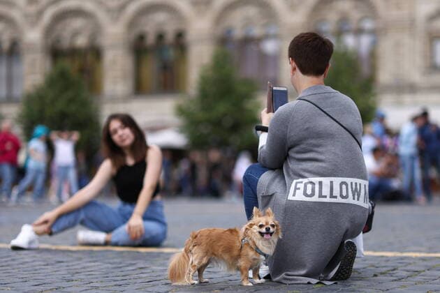 Entertainment Themen der Woche KW32 Entertainment Bilder des Tages MOSCOW, RUSSIA - AUGUST 9, 2022: A woman poses for a photograph in Moscow s Red Square. Valery Sharifulin TASS  TS13D650