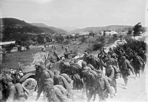 His Majesty during the 10th Battle of Isonzo His Majesty during the 10th Battle of Isonzo; Emperor Karl with soldiers, area behind the Isonzo front; photographer: Schuhmann. Copyright: xpiemagsx ausnl080421-1122 !ACHTUNG AUFNAHMEDATUM GESCHÄTZT!