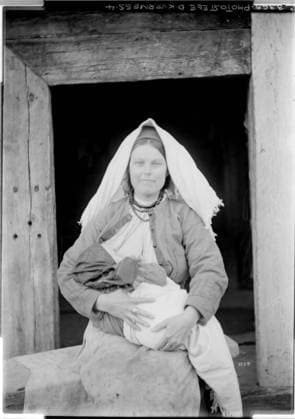Russian peasant woman at Gut Lukowka Probably near Kowel, Russia, Volhynia; photographer: Kriegsvermessung 4. Copyright: xpiemagsx ausnl080421-1178 !ACHTUNG AUFNAHMEDATUM GESCHÄTZT!