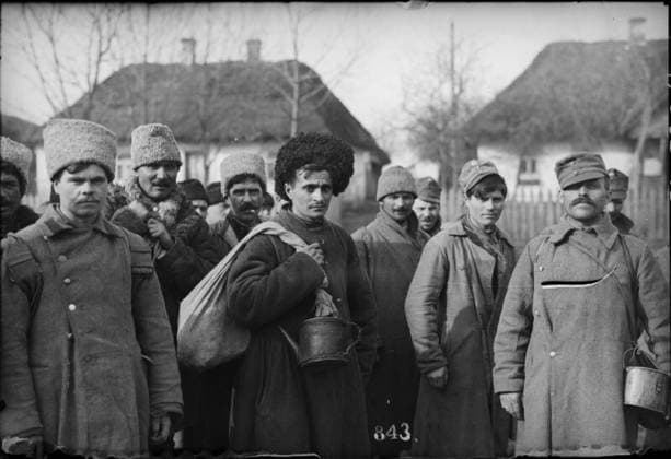 Homecomers From Russian captivity; probably Wladimir Wolinsky, Russia, Volhynia; photographer: Kriegsvermessung 4. Copyright: xpiemagsx ausnl080421-1181 !ACHTUNG AUFNAHMEDATUM GESCHÄTZT!