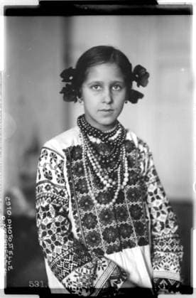 Ukrainian girl in national dress Probably Ustilug, Russia, Volhynia, near Wladimir Wolinsky; photographer: Kriegsvermessung 4. Copyright: xpiemagsx ausnl080421-1189 !ACHTUNG AUFNAHMEDATUM GESCHÄTZT!