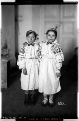 Ukrainian girls in national dress Probably Ustilug, Russia, Volhynia, near Wladimir Wolinsky; photographer: Kriegsvermessung 4. Copyright: xpiemagsx ausnl080421-1191 !ACHTUNG AUFNAHMEDATUM GESCHÄTZT!