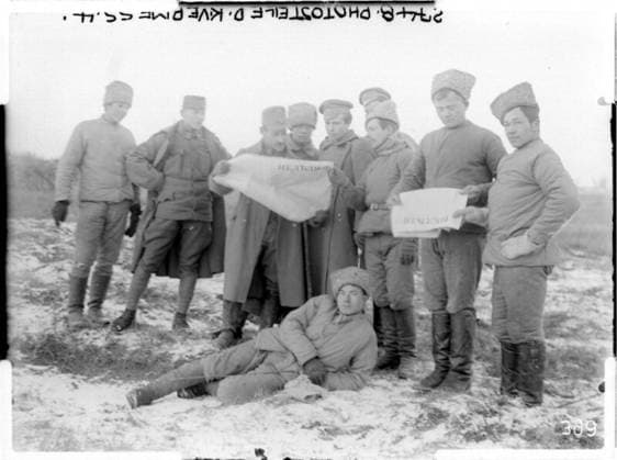 Russian Parlementaires reading newspapers Probably near Wladimir Wolinsky, Russia, Volhynia; photographer: Kriegsvermessung 4. Copyright: xpiemagsx ausnl080421-1206 !ACHTUNG AUFNAHMEDATUM GESCHÄTZT!