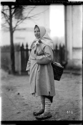 Russian Volhynian peasant woman Near Wladimir Wolinsky, probably in or around the village of Pawlowicze, Russia, Volhynia; photographer: Kriegsvermessung 4. Copyright: xpiemagsx ausnl080421-1208 !ACHTUNG AUFNAHMEDATUM GESCHÄTZT!