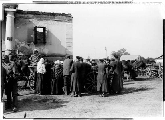 Group of Jews on the market square in Wladimir Wolinsky Russia, Volhynia; photographer: Kriegsvermessung 4. Copyright: xpiemagsx ausnl080421-1211 !ACHTUNG AUFNAHMEDATUM GESCHÄTZT!