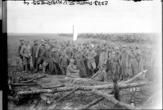 After the announcement of the ceasefire, with white flags raised; Pawlowieczi, Russia, Volhynia; photographer: Kriegsvermessung 4. Copyright: xpiemagsx ausnl080421-1216 !ACHTUNG AUFNAHMEDATUM GESCHÄTZT!