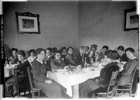 Female helpers eating their rations in Vittorio Veneto; photographer: Kriegsvermessung 13. Copyright: xpiemagsx ausnl080421-1243 !ACHTUNG AUFNAHMEDATUM GESCHÄTZT!