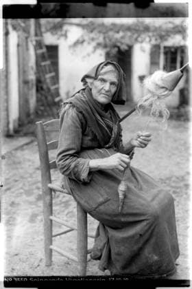 Venetian woman spinning Veneto; photographer: Kriegsvermessung 5. Copyright: xpiemagsx ausnl080421-1270 !ACHTUNG AUFNAHMEDATUM GESCHÄTZT!