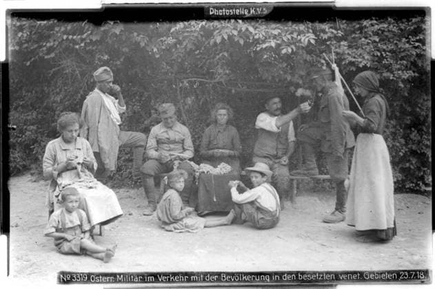 Austrian soldiers with local inhabitants in the occupied areas of Veneto Photographer: Kriegsvermessung 5. Copyright: xpiemagsx ausnl080421-1273 !ACHTUNG AUFNAHMEDATUM GESCHÄTZT!