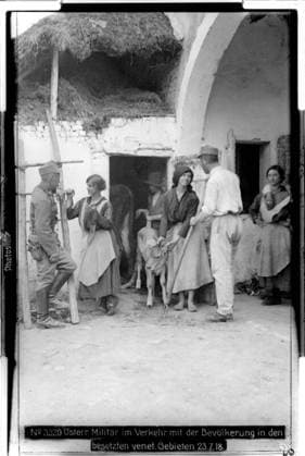 Austrian soldiers with local inhabitants in the occupied areas of Veneto Photographer: Kriegsvermessung 5. Copyright: xpiemagsx ausnl080421-1280 !ACHTUNG AUFNAHMEDATUM GESCHÄTZT!