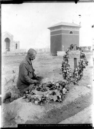 At the grave of a fallen comrade in Veneto Probably near San Dona, near Schio; photographer: Kriegsvermessung 5. Copyright: xpiemagsx ausnl080421-1303 !ACHTUNG AUFNAHMEDATUM GESCHÄTZT!