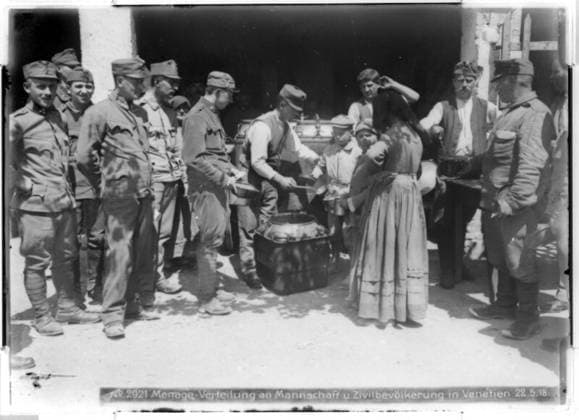 Distribution of rations to soldiers and civilians in Veneto Photographer: Kriegsvermessung 5. Copyright: xpiemagsx ausnl080421-1304 !ACHTUNG AUFNAHMEDATUM GESCHÄTZT!