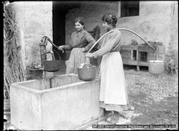 Venetian girls at a well Veneto; photographer: Kriegsvermessung 5. Copyright: xpiemagsx ausnl080421-1309 !ACHTUNG AUFNAHMEDATUM GESCHÄTZT!