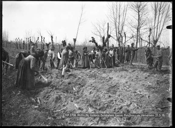 Field cultivation with the help of Austrian soldiers in Veneto Photographer: Kriegsvermessung 5. Copyright: xpiemagsx ausnl080421-1315 !ACHTUNG AUFNAHMEDATUM GESCHÄTZT!