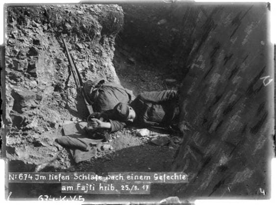 In a deep sleep following a battle on Fajti hrib Isonzo front, probably near Trieste; photographer: Kriegsvermessung 5. Copyright: xpiemagsx ausnl080421-1373 !ACHTUNG AUFNAHMEDATUM GESCHÄTZT!