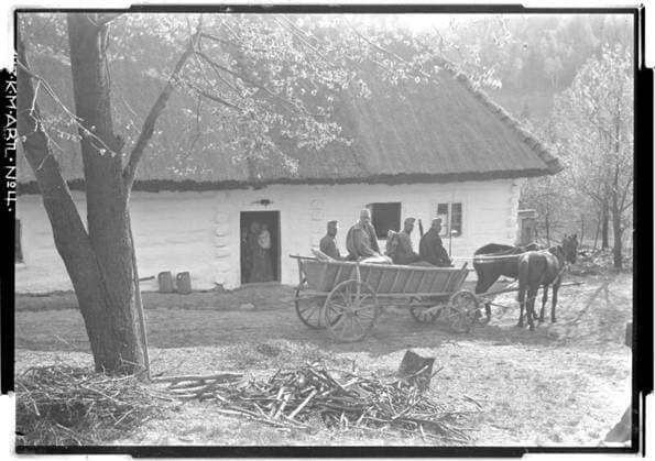 Departure of the mappers on their way to work. Probably near Limanowa, Galicia; near Cracow; photographer: Kriegsvermessung 4. Copyright: xpiemagsx ausnl080421-1409 !ACHTUNG AUFNAHMEDATUM GESCHÄTZT!