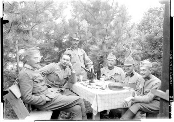 Officers dining after the battle Probably in the Isonzo valley, probably on the Isonzo front; photographer: Op. Armee, Stargl. Copyright: xpiemagsx ausnl080421-1987 !ACHTUNG AUFNAHMEDATUM GESCHÄTZT!