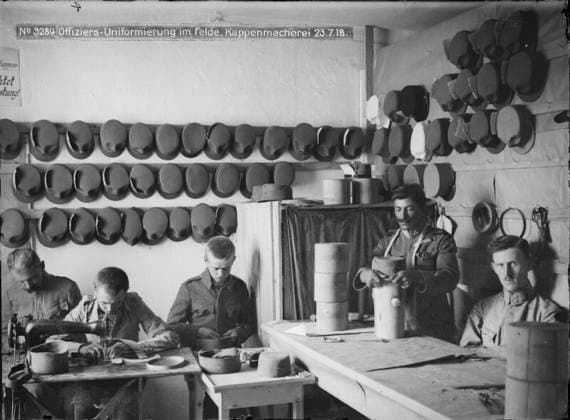 Cap making Manufacture of officers uniform in the field; Veneto; photographer: Kriegsvermessung 5. Copyright: xpiemagsx ausnl080421-2037 !ACHTUNG AUFNAHMEDATUM GESCHÄTZT!