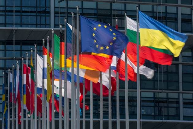 Flaggen am Europäischen Parlament in Straßburg. 06.08.2022 Straßburg, FRA - Flaggen am Europäischen Parlament in Straßburg., Straßburg Elsass Frankreich Europäisches Parlament *** Flags at European Parliament in Strasbourg 06 08 2022 Strasbourg, FRA Flags at European Parliament in Strasbourg , Strasbourg Alsace France European Parliament
