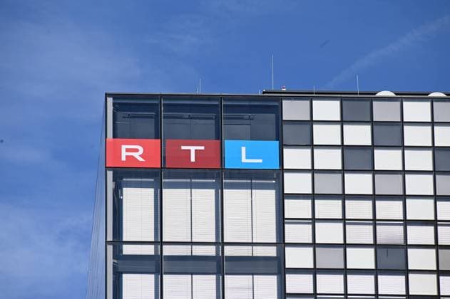 Logo, Schriftzug der RTL Group am neuen Verwaltungsgebäude in Luxemburg *** Logo, RTL Group lettering on the new administration building in Luxembourg