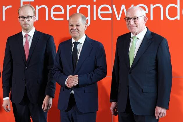 News Themen der Woche KW32 News Bilder des Tages Bundeskanzler Olaf Scholz (SPD) besucht die Firma Viessmann. v. li. Maximilian Viessmann, Bundeskanzler Olaf Scholz (SPD) und Prof. Dr. Martin Viessmann Firma Viessmann empfaengt Bundeskanzler Olaf Scholz (SPD) am 09.08.2022 in Allendorf (Eder) Deutschland. *** Federal Chancellor Olaf Scholz SPD visits Viessmann Company from left Maximilian Viessmann, Federal Chancellor Olaf Scholz SPD and Prof Dr Martin Viessmann Viessmann Company receives Federal Chancellor Olaf Scholz SPD on 09 08 2022 in Allendorf Eder Germany