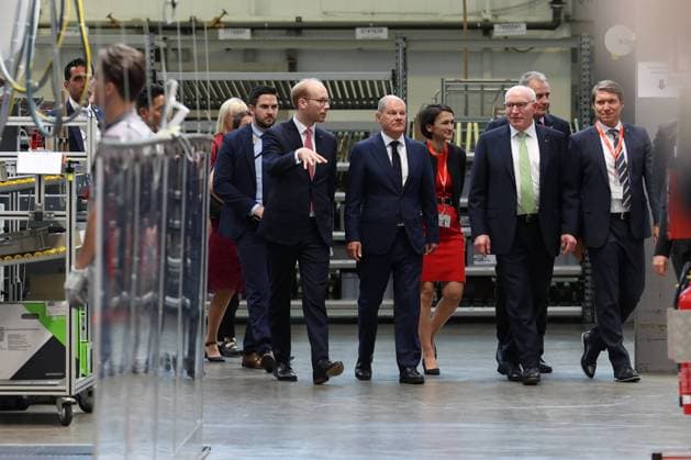 Bundeskanzler Olaf Scholz (SPD) besucht die Firma Viessmann. v. li. Maximilian Viessmann, Bundeskanzler Olaf Scholz (SPD) und Prof. Dr. Martin Viessmann gehen durch die Produktion Firma Viessmann empfaengt Bundeskanzler Olaf Scholz (SPD) am 09.08.2022 in Allendorf (Eder) Deutschland. *** Federal Chancellor Olaf Scholz SPD visits the company Viessmann from left Maximilian Viessmann, Federal Chancellor Olaf Scholz SPD and Prof Dr Martin Viessmann walk through the production company Viessmann receives Federal Chancellor Olaf Scholz SPD on 09 08 2022 in Allendorf Eder Germany