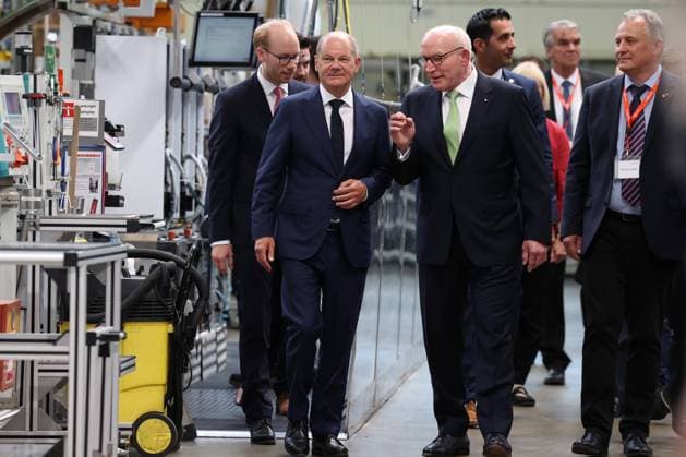 Bundeskanzler Olaf Scholz (SPD) besucht die Firma Viessmann. v. li. Maximilian Viessmann, Bundeskanzler Olaf Scholz (SPD) und Prof. Dr. Martin Viessmann gehen durch die Produktion Firma Viessmann empfaengt Bundeskanzler Olaf Scholz (SPD) am 09.08.2022 in Allendorf (Eder) Deutschland. *** Federal Chancellor Olaf Scholz SPD visits the company Viessmann from left Maximilian Viessmann, Federal Chancellor Olaf Scholz SPD and Prof Dr Martin Viessmann walk through the production company Viessmann receives Federal Chancellor Olaf Scholz SPD on 09 08 2022 in Allendorf Eder Germany
