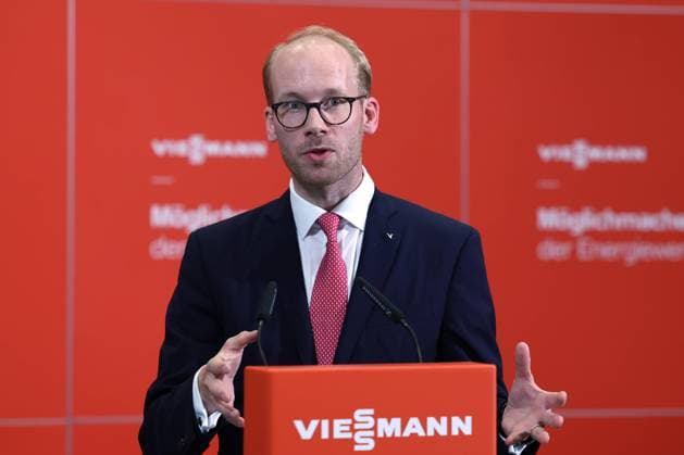 Bundeskanzler Olaf Scholz (SPD) besucht die Firma Viessmann. Maximilian Viessmann Firma Viessmann empfaengt Bundeskanzler Olaf Scholz (SPD) am 09.08.2022 in Allendorf (Eder) Deutschland. *** Federal Chancellor Olaf Scholz SPD visits Viessmann Maximilian Viessmann Viessmann company receives Federal Chancellor Olaf Scholz SPD on 09 08 2022 in Allendorf Eder Germany