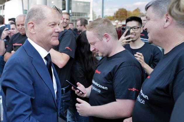 Bundeskanzler Olaf Scholz (SPD) re. besucht die Firma Viessmann. Bei der Ankunft wird er von Mitarbeitern begruesst. Firma Viessmann empfaengt Bundeskanzler Olaf Scholz (SPD) am 09.08.2022 in Allendorf (Eder) Deutschland. *** Federal Chancellor Olaf Scholz SPD re visits Viessmann company On arrival he is greeted by employees Viessmann company receives Federal Chancellor Olaf Scholz SPD on 09 08 2022 in Allendorf Eder Germany