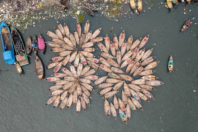 News Themen der Woche KW32 News Bilder des Tages August 9, 2022, Dhaka, Bangladesh: View from above of hundreds of wooden boats resemble like flowers in Dhaka River Port, as they fan out around their moorings. The boats, decorated with colourful patterned rugs, are ready to transport workers from the outskirts of the city to their jobs in the centre. The Buriganga river is used as a route into Dhaka city for millions of workers every day. Dhaka Bangladesh - ZUMAr337 20220809_zip_r337_002 Copyright: xMustasinurxRahmanxAlvix