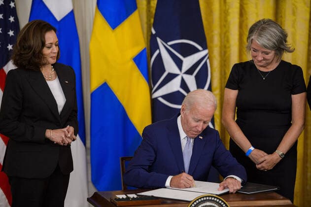 Bilder des Jahres 2022, News 08 August News Themen der Woche KW32 News Bilder des Tages Vice President Kamala Harris and Sweden s Ambassador to the United States Karin Ulrika Olofsdotter look on as President Joe Biden signs ratification documents approving Finland and Sweden s NATO membership in the East Room of the White House in Washington, DC on Tuesday, August 3, 2022.  WAP20220809339 BONNIExCASH
