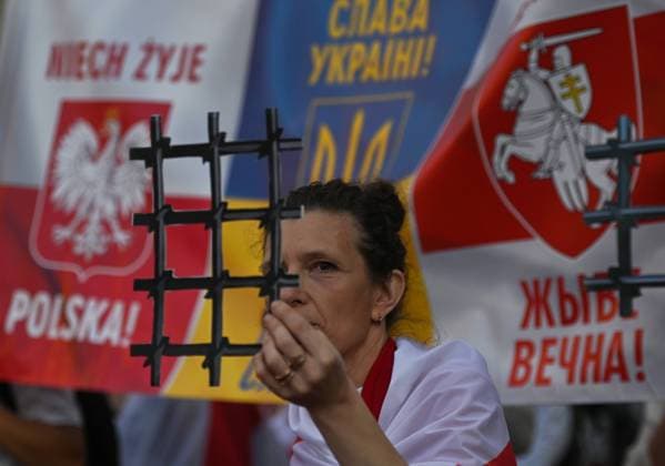 News Themen der Woche KW32 Polen, Demonstration von Exil-Belarussen und Exil-Ukrainern in Krakau Solidarity With Belarus 2022 March In Krakow A protester carries a prison bars representing Belarusian people in prisons and freedom. Members of the local Belarusian and Ukrainian diaspora supported by local Cracovians during the Solidarity with Belarus 2022 march, in the center of Krakow, on the 2nd anniversary of the presidential elections in Belarus. On Tuesday, August 09, 2022, in Krakow, Lesser Poland Voivodeship, Poland. Krakow Poland  Copyright: xArturxWidakx originalFilename: widak-solidari220809_npLRM.jpg