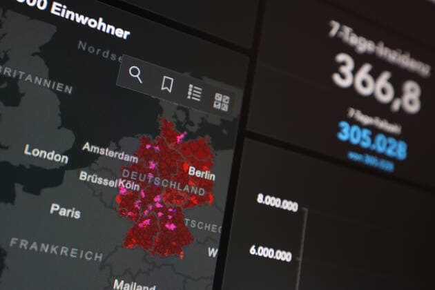 Dashboard des RKI, die 7-Tage-Inzidenz liegt nun bei 366,8 7-Tage-Inzidenz, Dashboard des RKI auf einem Monitor am 10.08.2022 in Siegen Deutschland.