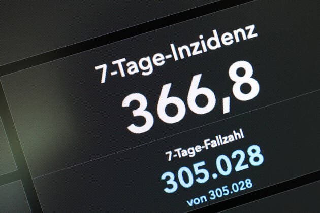 Dashboard des RKI, die 7-Tage-Inzidenz liegt nun bei 366,8 7-Tage-Inzidenz, Dashboard des RKI auf einem Monitor am 10.08.2022 in Siegen Deutschland.