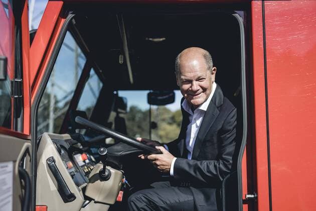 News Themen der Woche KW32 News Bilder des Tages Bundeskanzler Olaf Scholz (SPD) besucht das Feuerwehrzentrum in Beelitz am 10.08.2022. Beelitz Deutschland *** Federal Chancellor Olaf Scholz SPD visits the fire station in Beelitz on 10 08 2022 Beelitz Germany Copyright: xXanderxHeinlx