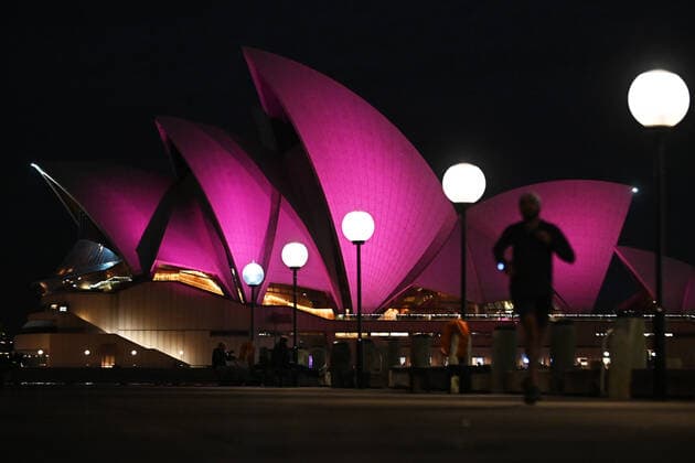 News Themen der Woche KW32 OLIVIA NEWTON JOHN OPERA HOUSE SAILS, The sails of the Sydney Opera House are lit up with the colour pink as a tribute to Olivia Newton-John, Sydney, Wednesday, August 10, 2022. Olivia Newton-John, the singing superstar who won viewers hearts as Sandy in the blockbuster musical Grease, has died aged 73 at her home in California. ( NO ARCHIVING, EDITORIAL USE ONLY, NO USE IN BOOKS WITHOUT CONSENT SYDNEY NSW AUSTRALIA  Copyright: xSTEVENxSAPHOREx 20220810001688435901