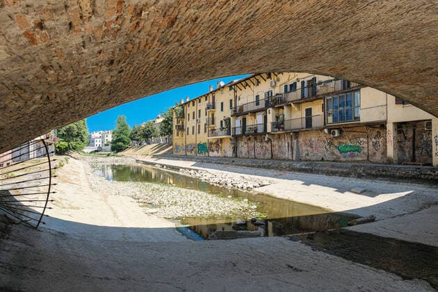 Bilder des Jahres 2022, News 08 August News Themen der Woche KW32 News Bilder des Tages Italien, Trockenheit in Norditalien, Eindrücke aus Padua Drought In Northern Italy - Low Level In The Rivers Of Padua Northern Italy is battling its worst drought in 70 years, with the government recently declaring a state of emergency in five regions due to a lack of rain and sweltering temperatures. In the picture the dry river under the Ponte di Sant Agostino di Padova Padua Italy  Copyright: xRobertoxSilvinox originalFilename: silvino-droughti161113_npr2t.jpg