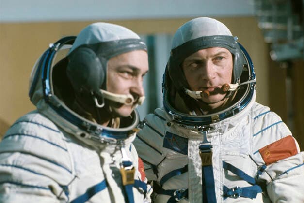 Archivbilder der Woche KW32 Heroes of the Soviet Union Valery Bykovsky and Sigmund J?hn 500394 01.02.1978 Twice Hero of the Soviet Union, cosmonaut Valery Bykovsky (left) and Hero of the Soviet Union, German (GDR) cosmonaut Sigmund J?hn . Alexander Mokletsov Sputnik Star City Moscow region Russia  Copyright: xAlexanderxMokletsovx