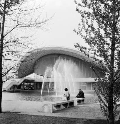 Archivbilder der Woche KW32 Besinnliches Ausruhen vor der Kongresshalle Original-Bildunterschrift: Besinnliches Ausruhen vor der Kongresshalle, Berlin, Deutschland 1961., Berlin Copyright: Kindermann UnitedArchivesKIN_7401000581