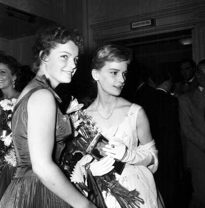 Archivbilder der Woche KW32 Filmfestspiele Berlin 1955 Filmfestspiele Berlin 1955 - Romy Schneider und Isabella Pia bei den Filmfestspielen, Berlin, Deutschland 1955., Berlin Copyright: Kindermann UnitedArchivesKIN_7402000312